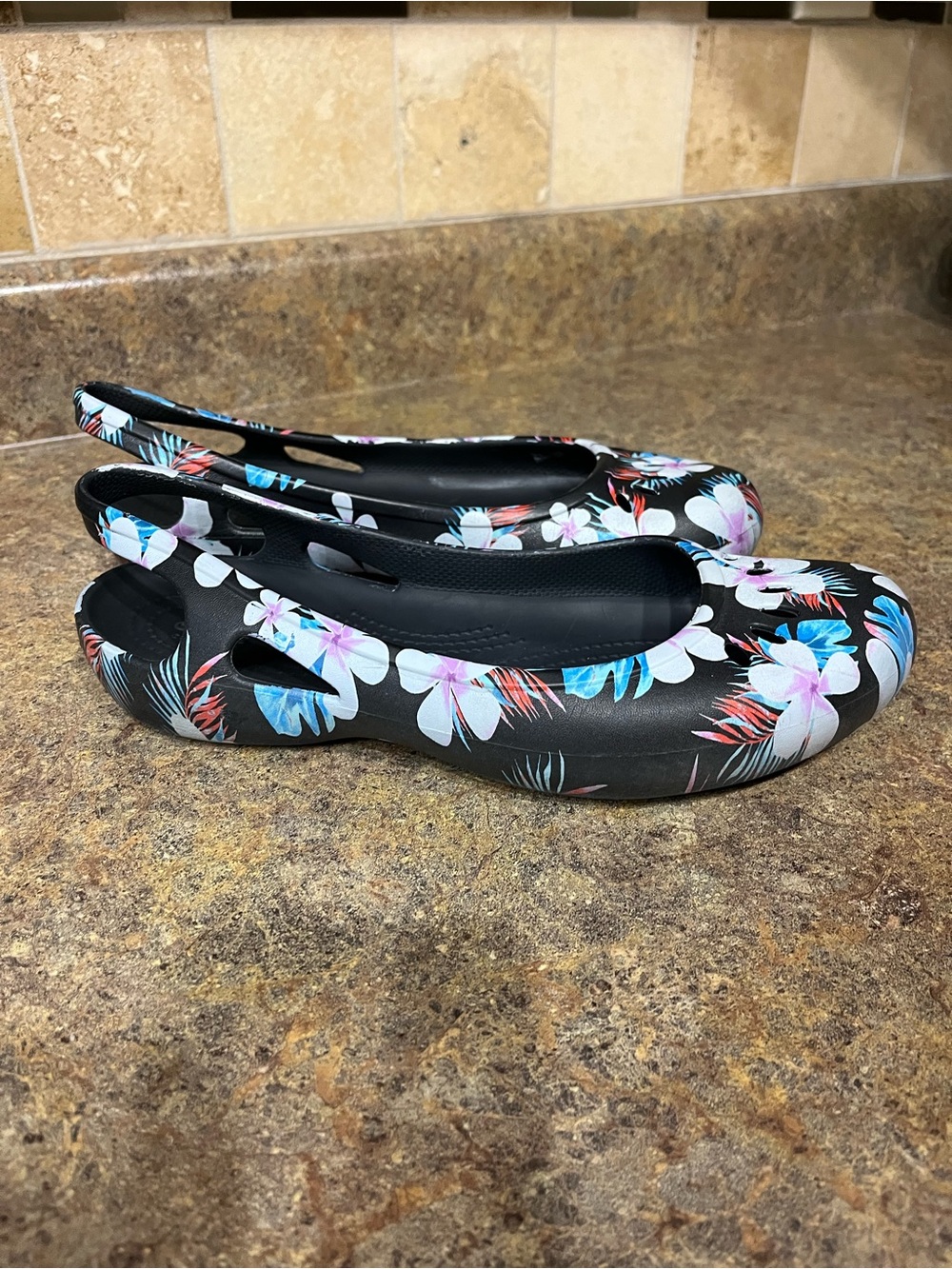 Crocs Kadee Tropical Floral Slingback Flats Women’s 9 Black Hawaiian Comfort